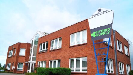 L’entreprise HybridSupply Ltd. a été créée en octobre 2006 à Beckum en Allemagne par 3 associés. Le gérant Oskar Kowalski n’avait que 21 ans et venait de commencer son apprentissage en tant que commercial import/export.